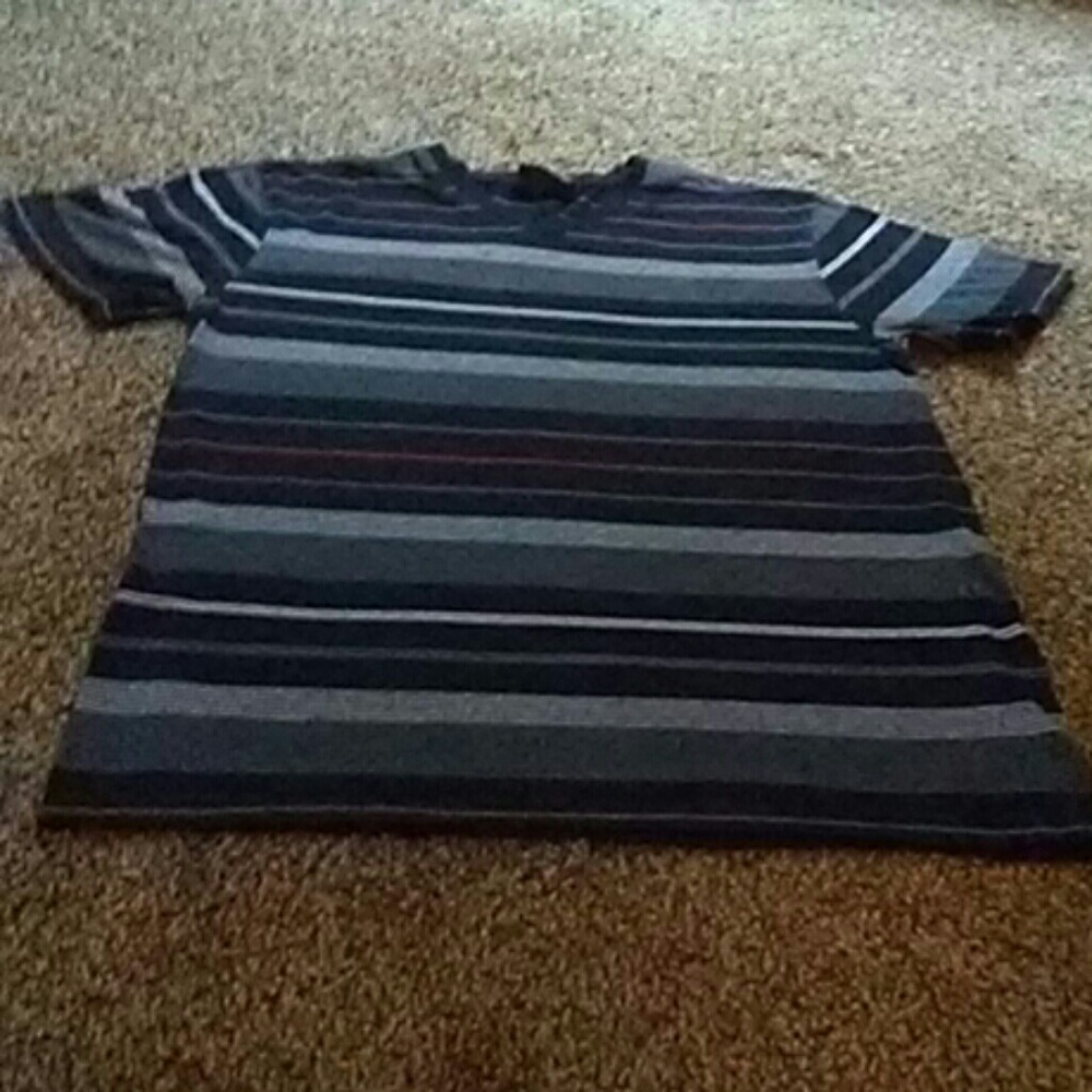 XG men's short sleeve. V neck size s